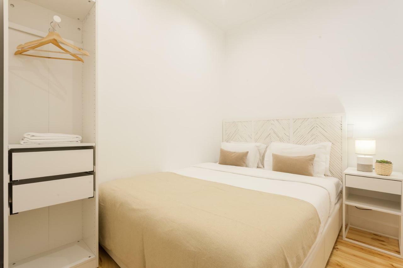 Deluxe One-Bedroom Apartment